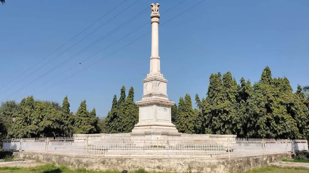 Minto Park in Prayagraj featuring the historic Ashoka Pillar monument surrounded by greenery.