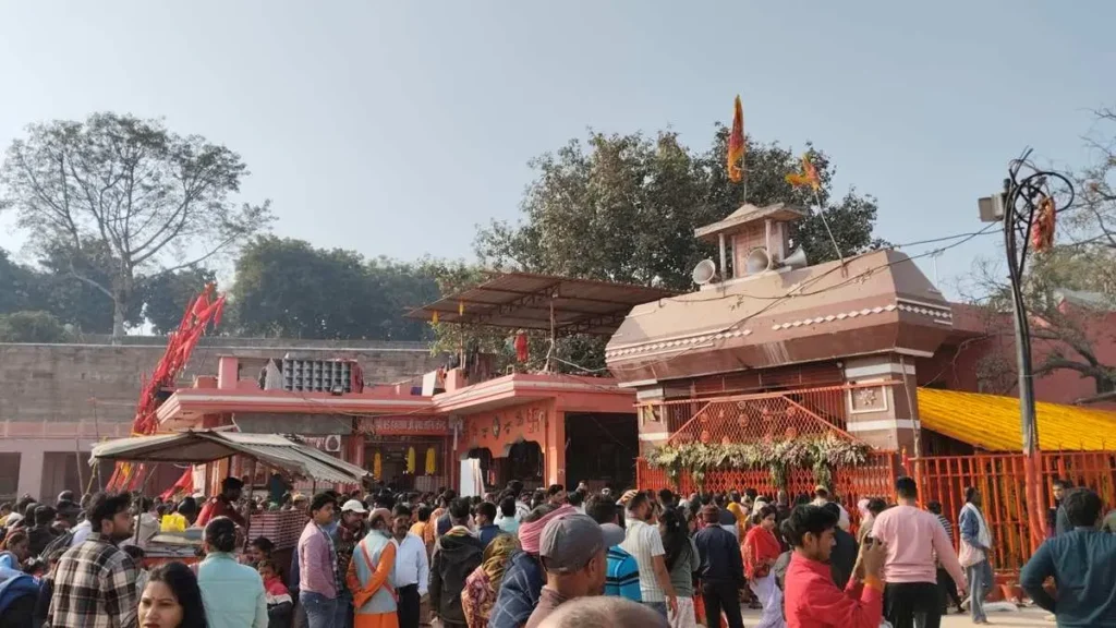 Devotees gathered outside Shri Bade Hanuman Mandir in Prayagraj, one of the most famous Hanuman temples near Triveni Sangam